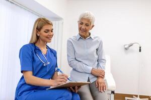 Sénior femme, médecin et personnes âgées patient avec bien nouvelles, tablette et résultats pour santé, Conseil et rapport. content médical, presse-papiers avec sourire, technologie ou soutien dans hôpital photo