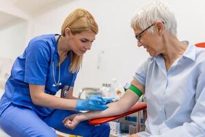 médical technologue Faire une du sang dessiner prestations de service pour patient. laboratoire assistant avec stérile caoutchouc gants prise du sang échantillon de patient. photo