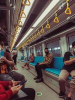 palembang, Indonésie, juin 16, 2022. les passagers dans une Masse rapide transit métro train dans palembang, Indonésie photo