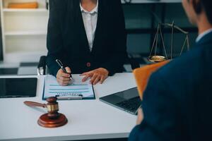 un homme d'affaires et un avocat ou un juge consultent une réunion d'équipe avec le concept de client, de droit et de services juridiques. photo