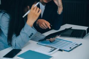 documents d'affaires, auditeur femme d'affaires vérifiant le document de recherche juridique préparer des documents ou un rapport pour analyse temps d'impôt, documents comptables données contrat partenaire traiter au bureau du lieu de travail photo