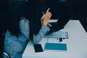 documents d'affaires, auditeur femme d'affaires vérifiant le document de recherche juridique préparer des documents ou un rapport pour analyse temps d'impôt, documents comptables données contrat partenaire traiter au bureau du lieu de travail photo