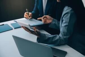 documents d'affaires, auditeur femme d'affaires vérifiant le document de recherche juridique préparer des documents ou un rapport pour analyse temps d'impôt, documents comptables données contrat partenaire traiter au bureau du lieu de travail photo