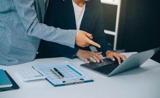 documents d'affaires, auditeur femme d'affaires vérifiant le document de recherche juridique préparer des documents ou un rapport pour analyse temps d'impôt, documents comptables données contrat partenaire traiter au bureau du lieu de travail photo