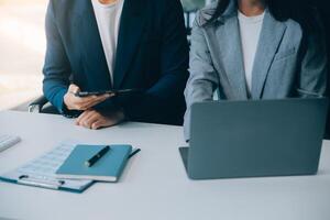 documents d'affaires, auditeur femme d'affaires vérifiant le document de recherche juridique préparer des documents ou un rapport pour analyse temps d'impôt, documents comptables données contrat partenaire traiter au bureau du lieu de travail photo