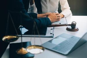 un homme d'affaires et un avocat ou un juge consultent une réunion d'équipe avec le concept de client, de droit et de services juridiques. photo