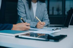 documents d'affaires, auditeur femme d'affaires vérifiant le document de recherche juridique préparer des documents ou un rapport pour analyse temps d'impôt, documents comptables données contrat partenaire traiter au bureau du lieu de travail photo