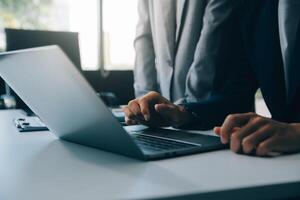 documents d'affaires, auditeur femme d'affaires vérifiant le document de recherche juridique préparer des documents ou un rapport pour analyse temps d'impôt, documents comptables données contrat partenaire traiter au bureau du lieu de travail photo