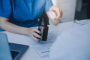 médecin expliquant cerveau les fonctions à patient sur modèle dans bureau. photo