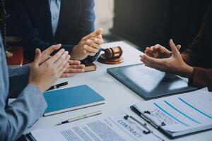 affaires gens applaudir et applaudissements à réunion ou conférence, fermer de mains. groupe de inconnue les hommes d'affaires et femmes dans moderne blanc bureau. Succès travail en équipe ou entreprise encadrement concept photo