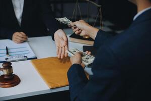 un homme d'affaires et un avocat ou un juge consultent une réunion d'équipe avec le concept de client, de droit et de services juridiques. photo