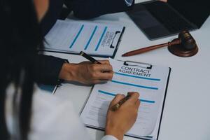 un homme d'affaires et un avocat ou un juge consultent une réunion d'équipe avec le concept de client, de droit et de services juridiques. photo