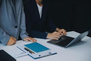 documents d'affaires, auditeur femme d'affaires vérifiant le document de recherche juridique préparer des documents ou un rapport pour analyse temps d'impôt, documents comptables données contrat partenaire traiter au bureau du lieu de travail photo