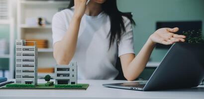 agent de courtage immobilier présentant et consultant le client pour la prise de décision signant un accord de formulaire d'assurance, modèle d'achat et de vente de maison, concernant l'offre de prêt hypothécaire et l'assurance habitation photo