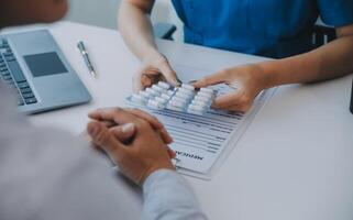 médecin et patient sont discuter consultation à propos symptôme problème diagnostic de maladie parler à le patient à propos des médicaments et traitement méthode. photo