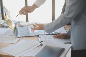 réunion du directeur financier discutant des statistiques financières sur le succès du projet de croissance de l'entreprise, investisseur professionnel travaillant sur un projet de démarrage pour un plan stratégique avec document, ordinateur portable et tablette numérique. photo