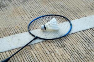 badminton raquette et blanc volant mis sur ciment Contexte. doux et sélectif se concentrer. photo