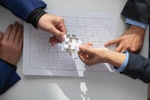 dans mains de les hommes d'affaires et investisseurs elles ou ils tenir scie sauteuse pièces à mettre ensemble dans droite façon à faire le scie sauteuse pièces symboliser leur participation dans affaires entreprises. entreprise Capitale symbole concept photo