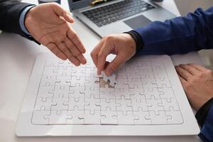 dans mains de les hommes d'affaires et investisseurs elles ou ils tenir scie sauteuse pièces à mettre ensemble dans droite façon à faire le scie sauteuse pièces symboliser leur participation dans affaires entreprises. entreprise Capitale symbole concept photo