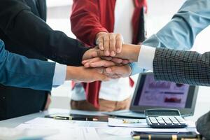 les hommes d'affaires et investisseurs secouer mains comme symbole de mixte entreprise après discuter, consultant et fabrication Contrat à investir dans affaires ensemble. affaires gens tremblement mains comme symbole de la coopération photo