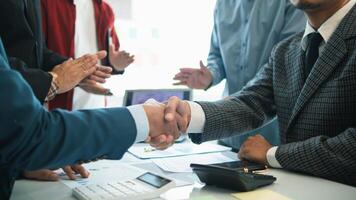 Comité de les hommes d'affaires et investisseurs joindre mains comme symbole de mixte investissement après discuter consultant et fabrication Contrat investir dans affaires ensemble. Comité rejoint mains dans réunion. photo