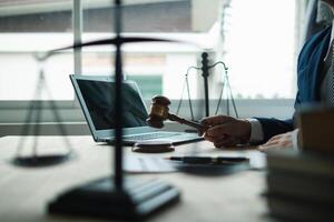 juge détient donner bois tapé sur le en bois base à lis verdict pour victimes et accusés à connaître le verdict obtenu de le preuve et le avocat la défense de le cas. tribunal décision concept photo