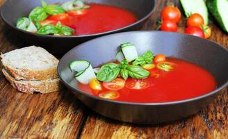 fait maison Gaspacho tomate soupe dans marron bol. en bonne santé en mangeant concept photo