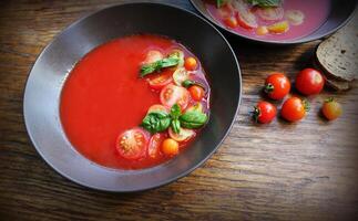 fait maison Gaspacho tomate soupe dans marron bol. en bonne santé en mangeant concept photo