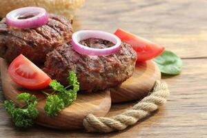 fait maison du boeuf Burger avec oignon sur Coupe planche photo