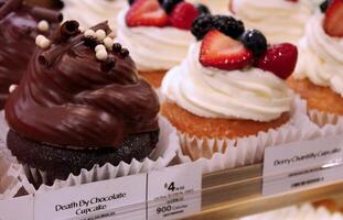 succulent Chocolat et vanille décoré petits gâteaux dans une boulangerie photo