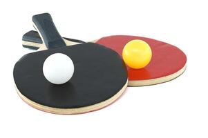 table tennis raquettes et deux des balles isolé sur blanc photo