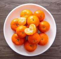 Frais mandarin des oranges fruit ou mandarines sur une en bois table photo
