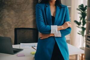 documents d'affaires, auditeur femme d'affaires vérifiant le document de recherche juridique préparer des documents ou un rapport pour analyse temps d'impôt, documents comptables données contrat partenaire traiter au bureau du lieu de travail photo