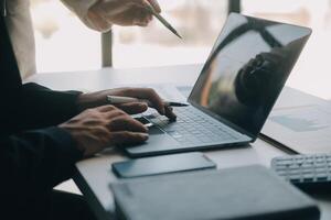 documents d'affaires, auditeur femme d'affaires vérifiant le document de recherche juridique préparer des documents ou un rapport pour analyse temps d'impôt, documents comptables données contrat partenaire traiter au bureau du lieu de travail photo