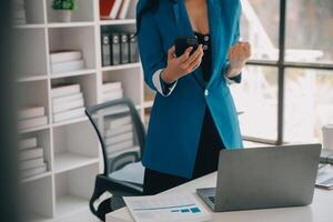 documents d'affaires, auditeur femme d'affaires vérifiant le document de recherche juridique préparer des documents ou un rapport pour analyse temps d'impôt, documents comptables données contrat partenaire traiter au bureau du lieu de travail photo