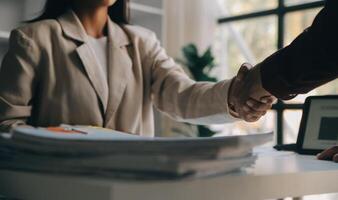 documents d'affaires, auditeur femme d'affaires vérifiant le document de recherche juridique préparer des documents ou un rapport pour analyse temps d'impôt, documents comptables données contrat partenaire traiter au bureau du lieu de travail photo