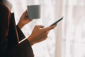 portrait d'une jeune femme asiatique pigiste à la main travaille son travail sur une tablette informatique dans un bureau moderne. faire un rapport d'analyse comptable sur les données d'investissement immobilier, le concept de systèmes financiers et fiscaux. photo