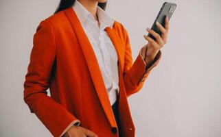 portrait d'une jeune femme asiatique pigiste à la main travaille son travail sur une tablette informatique dans un bureau moderne. faire un rapport d'analyse comptable sur les données d'investissement immobilier, le concept de systèmes financiers et fiscaux. photo