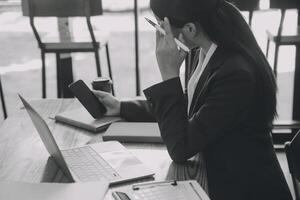 les femmes asiatiques sont stressées en travaillant sur un ordinateur portable, une femme d'affaires asiatique fatiguée avec des maux de tête au bureau, se sentant malade au travail, copiez l'espace photo
