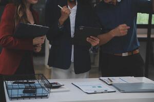 groupe de jeunes collègues d'affaires créatifs de l'équipe d'affaires asiatiques au bureau heureux d'être un travail d'équipe de partenariat réussi célébrant la réussite et le concept de réussite. photo