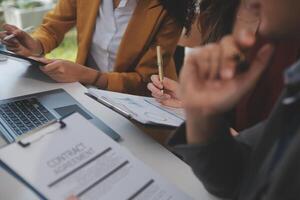 groupe de jeunes collègues d'affaires créatifs de l'équipe d'affaires asiatiques au bureau heureux d'être un travail d'équipe de partenariat réussi célébrant la réussite et le concept de réussite. photo