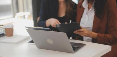 femme d'affaires asiatique utilisant un ordinateur portable et travaillant au bureau avec un document de calculatrice sur le bureau, faisant la planification en analysant le rapport financier, l'investissement dans le plan d'affaires, le concept d'analyse financière. photo