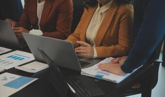 équipe de Jeune asiatique entrepreneur avoir sérieux et désaccord dans équipe réunion pour A venir projet pour commercialisation et vente la gestion avec gratte-ciel vue pour affaires Commencez et éducation concept photo