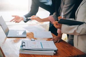 Créatif équipe discuter à propos travail à bureau, petit bussiness travail en équipe rabotage affaires stratégie, Bureau la vie photo