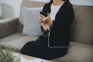 portrait de une content asiatique femme d'affaires en utilisant mobile téléphone intérieur, asiatique femme d'affaires travail dans moderne bureau. photo