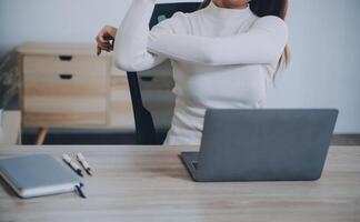 réussi femelle grapic designer en train de regarder Didacticiel à propos Créatif des idées à portable ordinateur pendant travail processus dans bureau.positif étudiant avec blond cheveux en train de lire affaires nouvelles sur netbook photo