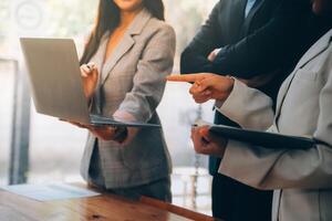 Créatif équipe discuter à propos travail à bureau, petit bussiness travail en équipe rabotage affaires stratégie, Bureau la vie photo