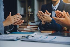 affaires gens applaudir et applaudissements à réunion ou conférence, fermer de mains. groupe de inconnue les hommes d'affaires et femmes dans moderne blanc bureau. Succès travail en équipe ou entreprise encadrement concept photo