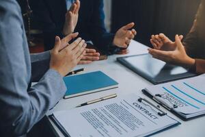 affaires gens applaudir et applaudissements à réunion ou conférence, fermer de mains. groupe de inconnue les hommes d'affaires et femmes dans moderne blanc bureau. Succès travail en équipe ou entreprise encadrement concept photo