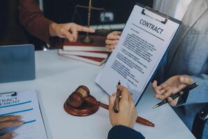 homme d'affaires et avocat discutent du document contractuel. traité de la loi. signer un contrat commercial. photo